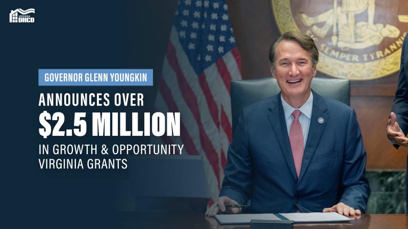 ገቨርነር Glenn Youngkin ሰማያዊ ሱፍ እና ቀይ ክራባት ለብሰው፣ ካሜራውን እያዩ ፈገግ ያሉበት እና ሕግ ሊፈርሙ የተዘጋጁበት ፎቶ - ነጭ ጽሑፍ እንዲህ ይነበባል፦ ገቨርነር Glenn Youngkin ከ$2.5 በላይ አስታውቀዋል ሚሊዮን ዶላር በእድገት እና ዕድል Virginia ድጎማዎች"
